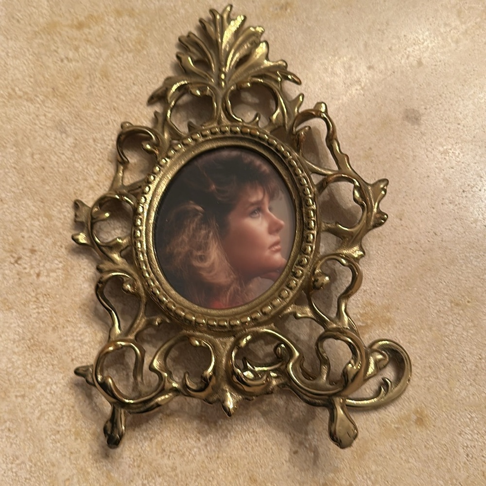 Vintage photo frame From Williamsburg VA Beautiful detail in gold